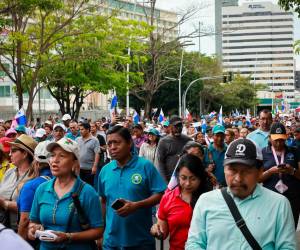 Los gremios docentes del sector público realizan el paro, tildado de ilegal por las autoridades y que de desarrolla de manera irregular, para obligar al Ejecutivo del presidente José Raúl Mulino a derogar la Ley 462 que reforma la seguridad del social del país, una posibilidad que el mandatario ha descartado.
