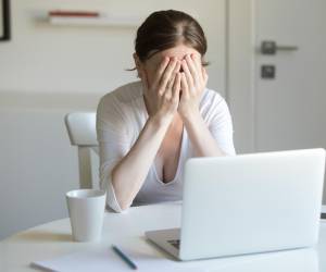 <i>Un estudio de Boston Consulting Group indica que quienes utilizan tres o más sistemas simultáneamente presentan mayores niveles de agotamiento mental, errores y dificultad para tomar decisiones. Foto de iStock</i>