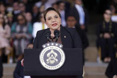 La presidenta de Honduras, Xiomara Castro, habla en la ceremonia de traspaso de mando de las Fuerzas Armadas de Honduras este 18 de diciembre de 2025, en Tegucigalpa (Honduras). EFE/ STR