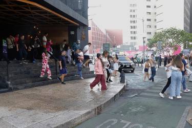<i>Personas salen a la calle tras un sismo este viernes, en Ciudad de México (México). EFE/ Madla Hartz</i>