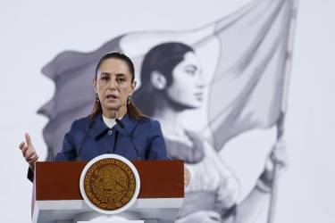 <i>La presidenta de México, Claudia Sheinbaum, habla durante una rueda de prensa este martes, en el Palacio Nacional de Ciudad de México (México). Sheinbaum insistió en que el entendimiento de seguridad que se negocia con Estados Unidos está basado en la cooperación sin intervencionismo ni subordinación, en la víspera de la visita del secretario de Estado estadounidense, Marco Rubio. EFE/ Sáshenka Gutiérrez</i>