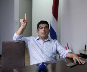 <i>Fotografía del 8 de enero de 2026 del candidato presidencial por el Partido Liberación Nacional (PLN) en Costa Rica, Álvaro Ramos, hablando en entrevista con EFE, en San José (Costa Rica). Ramos afirmó que su país debe alejarse de propuestas que apuntan a la concentración del poder y apostar por el fortalecimiento de la clase media y la educación para combatir flagelos como el narcotráfico. EFE/ Jeffrey Arguedas</i>