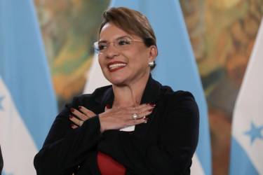 <i>La presidenta de Honduras, Xiomara Castro, pronuncia un discurso durante la conmemoración del decimosexto aniversario del golpe de Estado militar que derrocó al expresidente de Honduras Manuel Zelaya, este sábado, en Tegucigalpa (Honduras). EFE/ Gustavo Amador</i>
