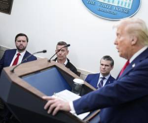 <i>Trump argumentó que trasladar a migrantes y ciudadanos condenados por crímenes graves a otros países sería mucho menos costoso para Estados Unidos. FOTO EFE/EPA/YURI GRIPAS / POOL</i>