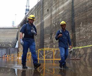 <i>Personas trabajan en el reacondicionamiento de las esclusas centenarias de Gatún, en el Canal de Panamá en Colón (Panamá). EFE/ Carlos Lemos</i>