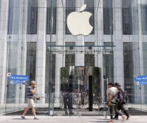 Fotografía de archivo del 1 de agosto de 2024 que muestra a personas caminando frente a una tienda del gigante tecnológico Apple en Nueva York (EE.UU.). Apple reportó este jueves un beneficio neto de 71.675 millones de dólares en el primer semestre de su ejercicio 2026, un 17 % más interanual, impulsado por un trimestre con ventas récord, en buena parte gracias al nuevo iPhone 17. EFE/EPA/SARAH YENESEL/ ARCHIVO