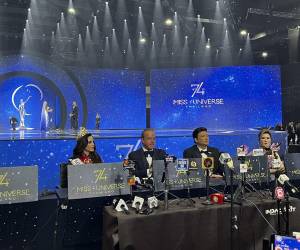 <i>El presidente y copropietario de Miss Universo, Raúl Rocha, negó este lunes las acusaciones de fraude que han circulado sobre la victoria de la mexicana Fátima Bosch en el certamen de belleza, y anunció acciones legales contra medios de comunicación que hayan difundido informaciones que considere difamatorias. En la imagen, la mexicana Fátima Bosch (i) junto a Raúl Rocha (i) tras su nombramiento el pasado 21 de Noviembre, en el Impact Challenger, Nonthaburi. EFE/ Héctor Pereira</i>