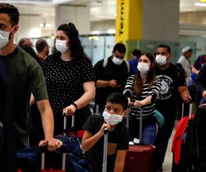 <i>Personas usan máscaras como precaución contra la propagación de la COVID-19 en marzo de 2020 en Sao Paulo (Brasil). EFE/Sebastião Moreira</i>