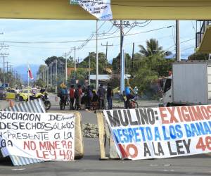 <i>Fotografía del 24 de mayo de 2025 de trabajadores bananeros bloqueando una carretera en Changuinola, provincia caribeña de Bocas del Toro (Panamá). EFE/ Diubanes Robles</i>