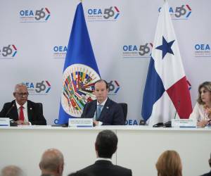 <i>De izquierda; el secretario general de la Organización de los Estados Americanos (OEA), Albert R. Ramdin; el canciller de Panamá, Javier Martínez Acha y la secretaria general adjunta de la OEA, Laura Gil, participan en una rueda de prensa previa a la 56 Asamblea General de la OEA este domingo, en Ciudad de Panamá (Panamá). EFE/ Aris Mariota</i>
