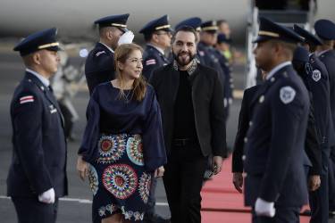 <i>El presidente de El Salvador, Nayib Bukele (i), camina junto a la vicepresidenta de Costa Rica, Mary Munive, en el aeropuerto Juan Santamaria este martes, en San José (Costa Rica). Bukele llegó a Costa Rica en una visita oficial en la que colocará la primera piedra de una cárcel inspirada en el modelo implementado por él en El Salvador para luchar contra las pandillas, un viaje que ha generado polémica por hacerlo en plena campaña electoral. EFE/ Jeffrey Arguedas</i>