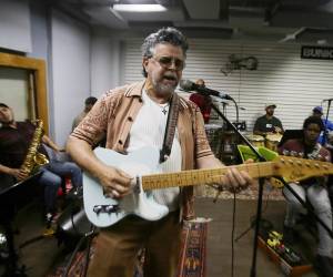 <i>El nicaragüense Luis Enrique, reconocido como el 'Príncipe de la Salsa' participa en un ensayo este jueves, en Ciudad de Panamá (Panamá). Enrique dijo en una entrevista a EFE que a pesar de los rumores sobre la supuesta decadencia de la salsa, ocurre todo lo contrario: La salsa sigue más viva que nunca. EFE/ Carlos Lemos</i>