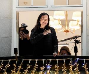 <i>La ganadora del Premio Nobel de la Paz, María Corina Machado, saluda desde el balcón del Grand Hotel de Oslo, Noruega, el 11 de diciembre de 2025. EFE/EPA/LISE ASERUD NORWAY OUT</i>