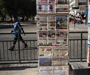 <i>Fotografía de diferentes periódicos que anuncian los resultados de las elecciones presidenciales este lunes, en Viña del Mar (Chile). La izquierdista y candidata del oficialismo Jeannette Jara y el ultraliberal católico José Antonio Kast vuelven al trabajo en busca de apoyos para la segunda vuelta, a celebrar el 14 de diciembre, tras un primer asalto muy ajustado que certificó el gran avance de la ultraderecha en Chile. EFE/ Adriana Thomasa</i>