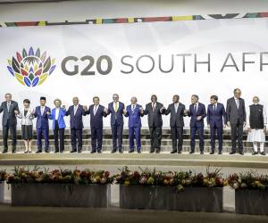 Los líderes del G20 reunidos en la cumbre de Johannesburgo adoptaron este sábado una declaración conjunta que aboga por la cooperación multilateral e incluye resoluciones sobre cambio climático, minerales críticos y el compromiso de trabajar por la paz en conflictos de acuerdo con la Carta de la ONU, pese al rechazo de Argentina y la ausencia de EE.UU. EFE/EPA/GIANLUIGI GUERCIA / POOL