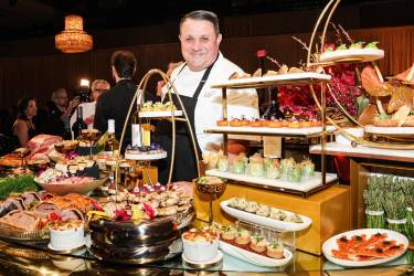 <i>Eric Klein, vicepresidente culinario de Wolfgang Puck Catering, posa con varios aperitivos durante la vista previa del Baile de los Gobernadores de los Oscar en el Ray Dolby Ballroom en Los Ángeles, California, EE. UU., el 10 de marzo de 2026.. EFE/EPA/Chris Torres</i>