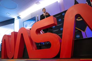 La agencia espacial estadounidense NASA anunció este martes un ambicioso plan de 20.000 millones de dólares para acelerar el regreso a la Luna en 2028, realizar alunizajes tripulados cada seis meses y construir un base lunar permanente en los próximos siete años. EFE/ NASA