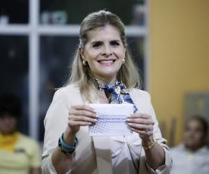 La candidata a la Presidencia de Costa Rica por el partido Pueblo Soberano, Laura Fernández, acude a un centro de votación durante las elecciones este domingo, en Cartago (Costa Rica). EFE/ Jeffrey Arguedas
