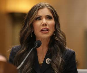 <i>Fotografía de archivo del 17 de enero de 2025 de la gobernadora de Dakota del Sur, Kristi Noem, en su juramento como directora del Departamento de Seguridad Nacional por parte del presidente electo Donald Trump, en Washington (EEUU). Noem, inicia este martes un viaje de tres días por Panamá, Costa Rica, Honduras y Guatemala en el que estrechará lazos con las autoridades de esos países. EFE/EPA/ Allison Dinner</i>