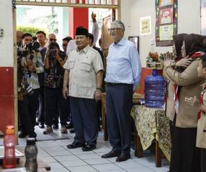 <i>El cofundador y exdirector ejecutivo de Microsoft, Bill Gates (centro, der.), acompañado por el presidente indonesio Prabowo Subianto (centro, izq.), escucha a estudiantes durante su visita a una escuela primaria en Yakarta, Indonesia, el 7 de mayo de 2025. Bill Gates visita Indonesia para reunirse con las autoridades del país que apoyan la política del programa de comidas nutritivas gratuitas. EFE/EPA/MAST IRHAM</i>