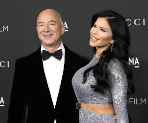 <i>Fotografía de archivo del magnate estadounidense Jeff Bezos (i) y su prometida, la expresentadora de televisión Lauren Sánchez, en Los Ángeles (CA, EE.UU.). EFE/Nina Prommer</i>