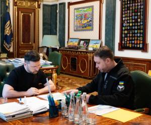 <i>Foto de archivo del presidente ucraniano, Volodímir Zelenski, junto con el nuevo jefe de su gabinete a Kiril Budanov. EFE/Gobierno ucraniano/ Telegram de Zelenski</i>