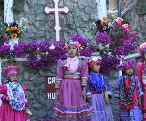 <i>Personas participan en las celebraciones del Domingo de Ramos durante el inicio de las festividades de la Semana Santa, en Ciudad de Guatemala (Guatemala). EFE/ Alex Cruz</i>