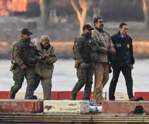 <i>Maduro y Flores fueron trasladados desde la prisión federal Metropolitana de Brooklyn (MDC) hasta un campo en las afueras de la ciudad. EFE/EPA/Stringer</i>