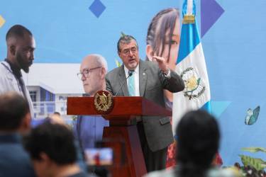 <i>El presidente de Guatemala, Bernardo Arévalo de León, asiste a una rueda de prensa este lunes, en el Palacio Nacional de la Cultura en la Ciudad de Guatemala (Guatemala). EFE/ Mariano Macz</i>