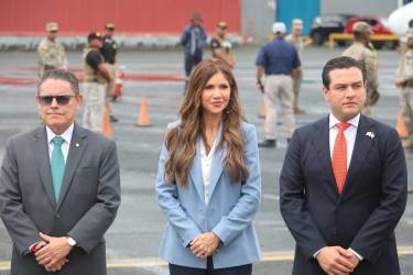 <i>La secretaria de Seguridad Nacional de Estados Unidos, Kristi Noem (c), en compañía del ministro de Seguridad, Frank Ábrego (i), asisten a un acto este martes, en Ciudad de Panamá (Panamá). Panamá y Estados Unidos destacaron los resultados de la cooperación bilateral en materia de migración irregular y su disposición a mantenerla, durante una visita a la capital panameña de Kristi Noem. EFE/ Gabriel Rodríguez</i>