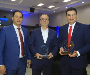 <i>Allan Deware, CEO de Pinturas Americanas (centro), junto a Carlos Girón, vicepresidente corporativo de Imagen y Reputación Institucional de Grupo Financiero Atlántida (derecha), tras recibir reconocimiento Triple Confianza Honduras 2026. FOTO GRUPO OPSA</i>