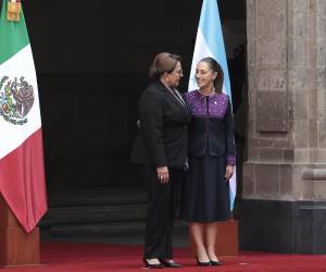 <i>La presidenta de México, Claudia Sheinbaum (d), habla con su homóloga de Honduras, Xiomara Castro (i), este martes, durante una ceremonia de bienvenida en Palacio Nacional, en Ciudad de México (México) . Sheinbaum recibió a Castro para tener una reunión enfocada en profundizar la relación bilateral y fortalecer la cooperación entre ambos países, y que se produce a menos de una semana de las elecciones presidenciales en Honduras. EFE/ José Méndez</i>