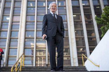 <i>Fotografía de archivo del 13 de enero de 2025 del periodista guatemalteco, José Rubén Zamora Marroquín, saliendo de una audiencia en Ciudad de Guatemala (Guatemala). EFE/ David Toro ARCHIVO</i>