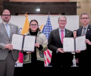 <i>Fotografía cedida en la que aparece el ministro de Interior de Ecuador, John Reimberg (i); la vicepresidenta de Ecuador, María José Pinto (c-i); el agregado de Negocios de la Embajada de Estados Unidos en Ecuador, Lawrence Petroni (c-d); y el agregado regional del FBI, Allen Pack posando este 11 de marzo de 2026, en Guayaquil (Ecuador). EFE/ Embajada de Estados Unidos en Ecuador</i>