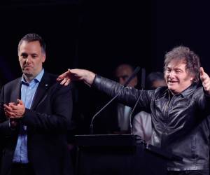 <i>El presidente de Argentina, Javier Milei (d), y el portavoz presidencial y candidato a legislador por el partido La Libertad Avanza (LLA), Manuel Adorni, participan en un acto de cierre de campaña este miércoles, en Buenos Aires (Argentina). EFE/ Juan Ignacio Roncoroni</i>