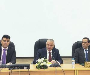 <i>El ministro de Asuntos Exteriores y Culto de Costa Rica, Arnoldo André Tinoco (c), el decano de la Facultad de Letras en la Universidad Mohamed V de Rabat, Zakaria Budhim (d), y el jefe del Departamento de Lengua y Literatura Española en dicha facultad, Azeddine Ettahiri (i) durante la conferencia que André pronunció este jueves en la mencionada Universidad en la que dijo que América Latina necesita construir una voz propia para tender puentes en una era de fragmentación global. EFE/ Mohamed Siali</i>