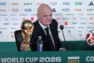 <i>El presidente de la FIFA, Gianni Infantino, sostiene la Copa del Mundo durante una rueda de prensa este miércoles, en Ciudad de México (México). EFE/ Isaac Esquivel</i>
