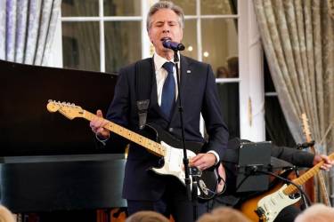 <i>El Secretario de Estado de los Estados Unidos, Antony Blinken, actúa en el escenario durante el lanzamiento de la Iniciativa de Diplomacia Musical Global en el Departamento de Estado de los Estados Unidos. FOTO Leigh Vogel/Getty Images para The Recording Academy/AFPLeigh Vogel / GETTY IMAGES NORTEAMÉRICA / Getty Images vía AFP</i>