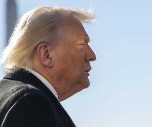 <i>El presidente estadounidense Donald Trump ofrece un discurso a los medios de comunicación mientras se dirige a bordo del Marine One en el Jardín Sur de la Casa Blanca en Washington, D.C., EE. UU., este 13 de enero de 2026. EFE/SHAWN THEW / POOL</i>