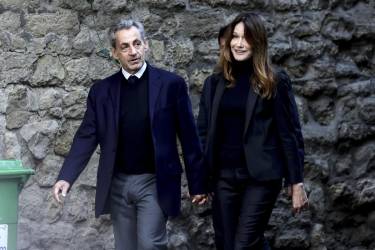 <i>El expresidente francés Nicolas Sarkozy, junto a su esposa Carla Bruni, antes de entrar este martes en la prisión parisiense de La Santé para cumplir la pena de cinco años impuesta por la financiación de la campaña electoral que le llevó al Elíseo en 2007 con dinero del régimen libio de Muamar Gadafi, lo que le convierte en el primer exjefe de Estado francés en ser encarcelado. EFE/ Teresa Suarez</i>