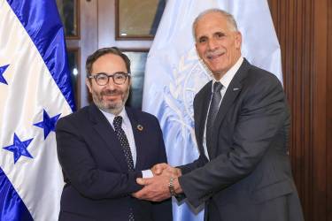 <i>Fotografía cedida por Casa Presidencial de Honduras que muestra a su mandatario, Nasry 'Tito' Asfura (d), saludando al secretario general de la Oficina de las Naciones Unidas de Servicios para Proyectos (UNOPS), Jorge Moreira da Silva (i), este miércoles durante una reunión en Casa Presidencial en Tegucigalpa (Honduras). EFE/ Casa Presidencial de Honduras</i>