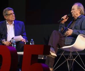 <i>El escritor y periodista nicaraguense, Sergio Ramírez (i), habla con el cantante y compositor español, Joan Manuel Serrat, durante la inauguración del festival Centroamérica Cuenta este martes, en Ciudad de Guatemala (Guatemala). EFE/ Mariano Macz</i>