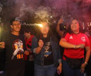 AME7112. TEGUCIGALPA (HONDURAS), 09/12/2025.- Simpatizantes del Partido Libertad y Refundación (Libre) se manifiestan por un supuesto fraude electoral en los comicios del 30 de noviembre, este martes, frente a las instalaciones del Consejo Nacional Electoral (CNE), en Tegucigalpa (Honduras). EFE/ Gustavo Amador