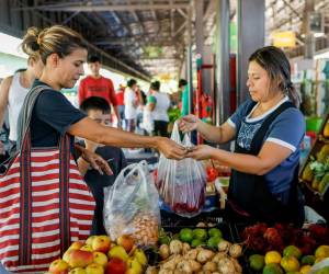 <i>El ahorro es el nuevo eje: un 34 % de los consumidores de la región ha migrado a marcas más económicas y un 31 % prioriza marcas con promociones vigentes. Foto de iStock</i>