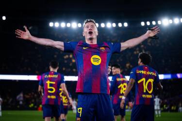 <i>El polaco Robert Lewandowski (37 años y 209 días), autor de dos tantos en la goleada del Barcelona ante el Newcastle (7-2), se ha convertido en el goleador más veterano en un partido de eliminatorias de la Liga de Campeones, según datos de la UEFA. Foto de cortesía</i>
