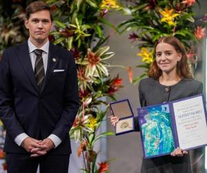 <i>La hija de la laureada con el Premio Nobel de la Paz, Ana Corina Sosa, acepta el premio en nombre de su madre Maria Corina Machado del Presidente del Comité Nobel Jorgen Watne Frydnes durante la ceremonia de entrega del Premio Nobel de la Paz en el Ayuntamiento de Oslo en Oslo, Noruega, 10 de diciembre de 2025. EFE/EPA/OLE BERG-RUSTEN / POOL NORWAY OUT</i>
