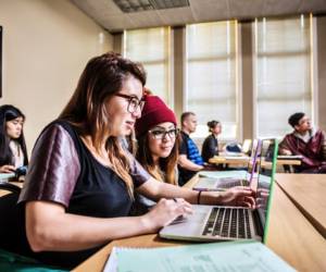 <i>Las carreras relacionadas con Computación, Ingenierías y Ciencias de la Salud destacan entre las que presentan mejores niveles de inserción laboral. Foto de iStock</i>