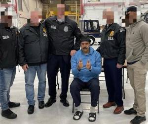 <i>Fotografía que muestra al presidente de Venezuela, Nicolás Maduro (c), escoltado por agentes de la Administración para el Control de Drogas, luego de su captura este sábado, en Nueva York (Estados Unidos). La captura de Maduro por parte de Estados Unidos sumió al país suramericano en la incertidumbre después del anuncio del mandatario Donald Trump de que gobernarán esta nación, mientras la oposición mayoritaria llamó los ciudadanos a estar vigilantes hasta que se «concrete la transición».EFE/ Rastreo de Redes</i>