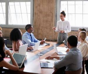 <i>Abordar el síndrome del líder sándwich no es solo una cuestión de empatía o responsabilidad social: es una inversión en la resiliencia institucional. monkeybusinessimages / Getty Images/iStockphoto</i>