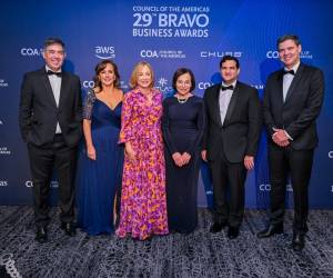 <i>Fotografía cedida por LLYC donde aparecen la presidenta del Americas Society/Council of the Americas (AS/COA), Susan Segal (3-d), y la vicepresidente, María Lourdes Terán (2-i), posando junto a los galardonados con los premios Bravo, Martin Umaran (i), por Globant, ganadora de la Compañía de la Década; Paula Santilli (3-i), por PepsiCo Latin America, ganadora del galardón al Liderazgo Visionario; Francisco Alvarez-Demalde (2-d), por Riverwood Capital, ganador del premio al Inversor del Año, y João Vitor Menin, de Inter&amp;Co, ganador del premio Innovador del Año, durante una gala celebrada este miércoles, en Coral Gables, Fl (EE.UU.). EFE/LLYC/</i>